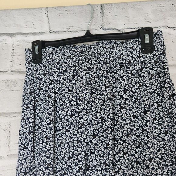Abercrombie & Fitch Women's Navy Blue White Floral-Print Shorts Size Small - Picture 5 of 13